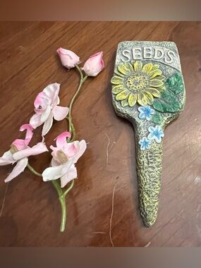 Charming 3D Sunflower Decorative Ceramic/Stone Garden Marker w “SEEDS”